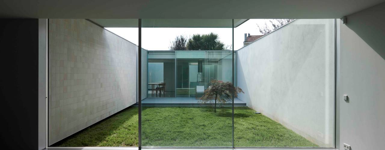 Casa Ricardo Pinto, CORREIA/RAGAZZI ARQUITECTOS CORREIA/RAGAZZI ARQUITECTOS Pintu & Jendela Modern