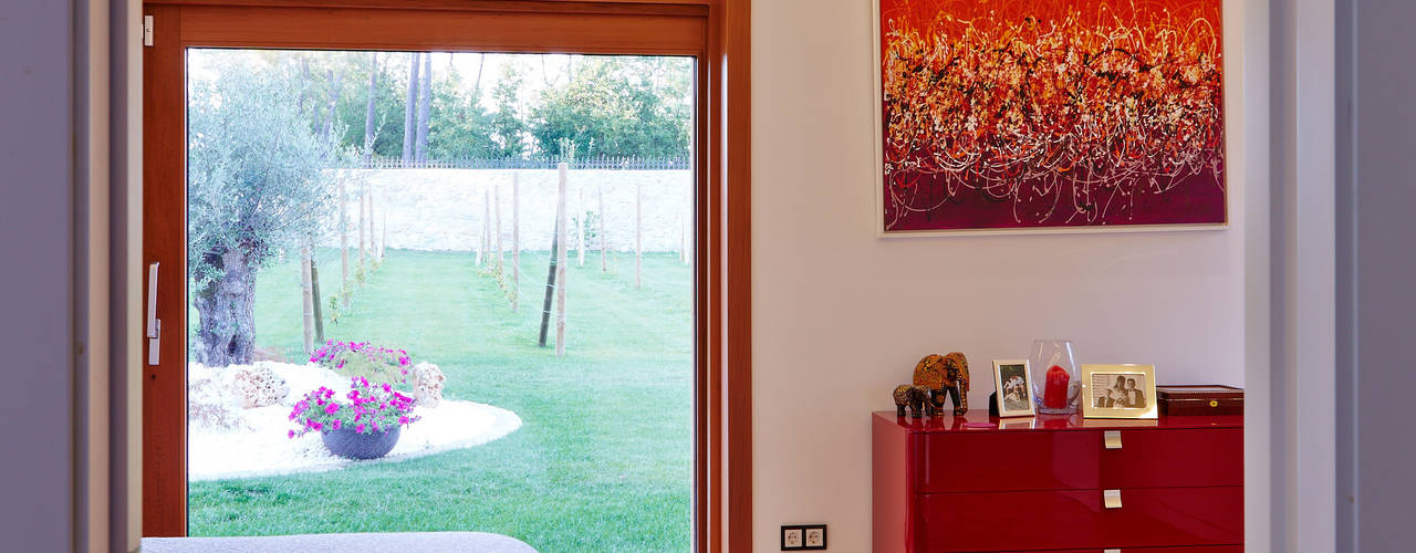 Una Casa con Paredes de Piedra y Jardines de Sueño, HUGA ARQUITECTOS HUGA ARQUITECTOS Casas de estilo rústico