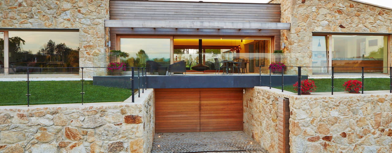 Una Casa con Paredes de Piedra y Jardines de Sueño, HUGA ARQUITECTOS HUGA ARQUITECTOS บ้านและที่อยู่อาศัย