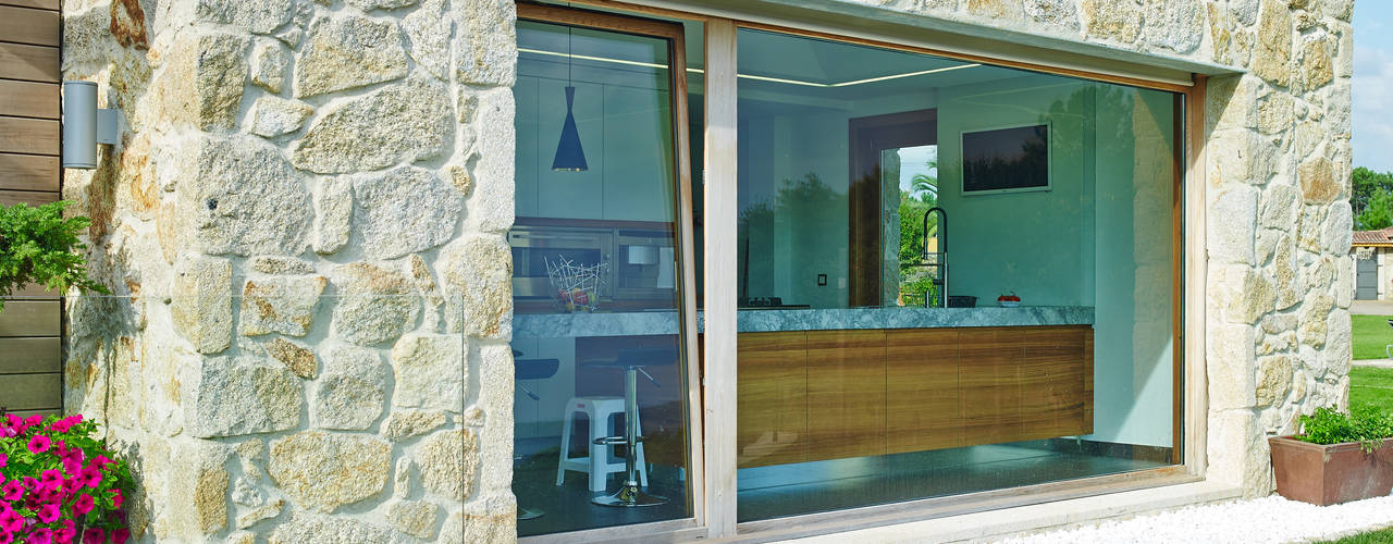 Una Casa con Paredes de Piedra y Jardines de Sueño, HUGA ARQUITECTOS HUGA ARQUITECTOS منازل