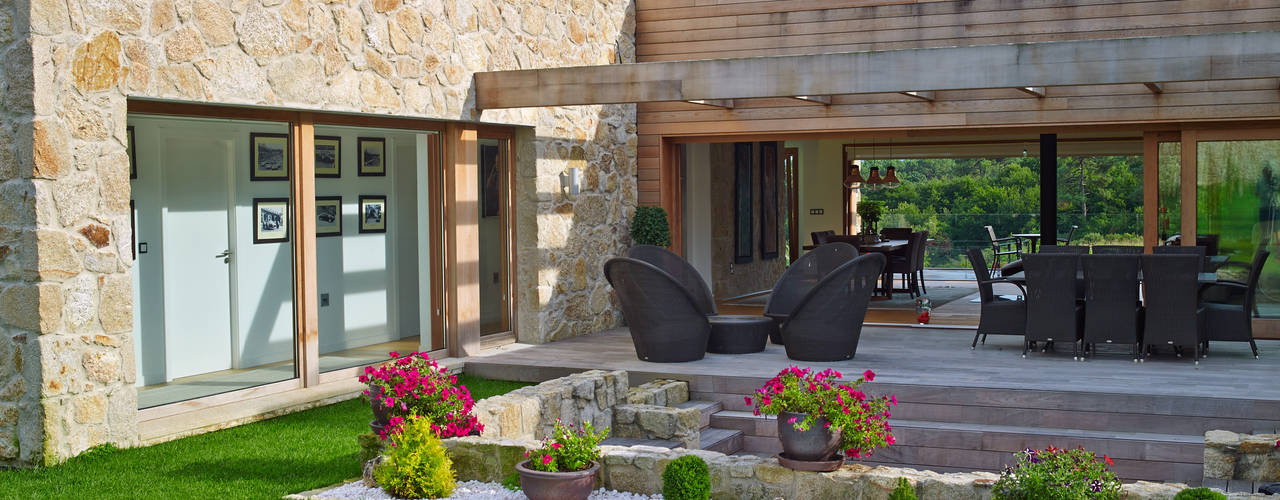 Una Casa con Paredes de Piedra y Jardines de Sueño, HUGA ARQUITECTOS HUGA ARQUITECTOS Houses