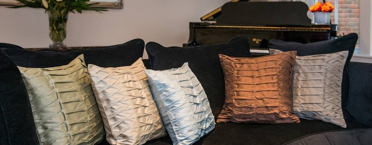 Hand Pleated Silk Cushions, Le Cocon Le Cocon 和風デザインの リビング