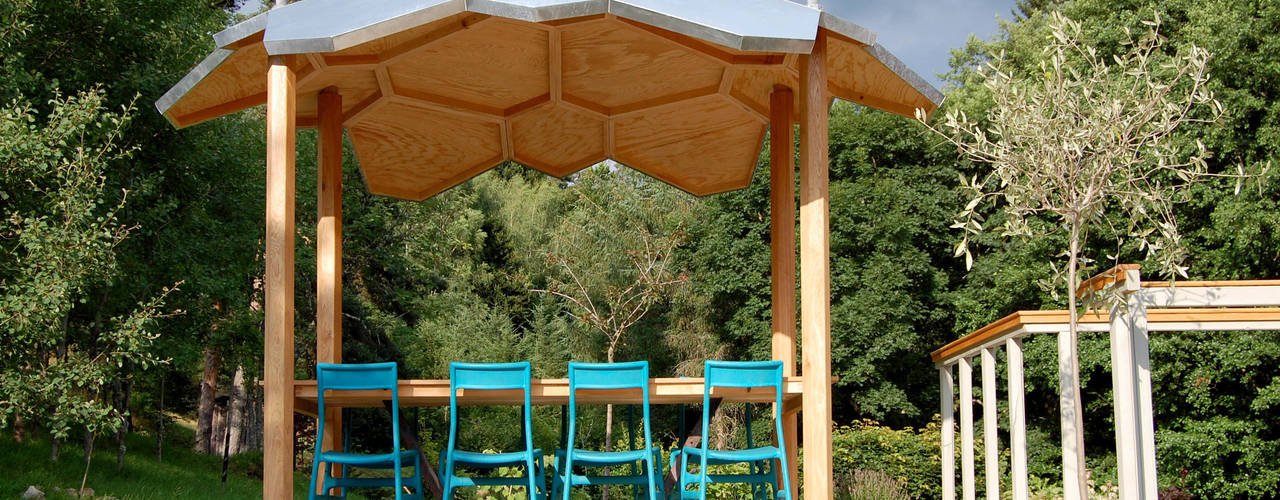 Oak outside table with integral zinc canopy, David Arnold Design David Arnold Design Jardines modernos: Ideas, imágenes y decoración