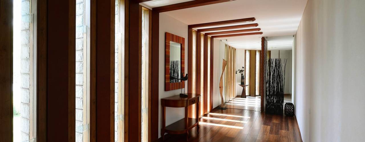 PRIVATE RESIDENCE AT KERALA(CALICUT)INDIA, TOPOS+PARTNERS TOPOS+PARTNERS Classic style corridor, hallway and stairs