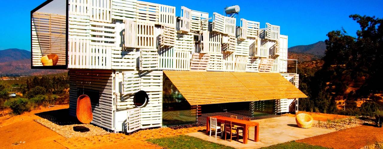 Una Casa Ecofriendly hecha de Contenedores: 160m2 que te volarán la cabeza, James & Mau Arquitectura James & Mau Arquitectura Daha fazla oda