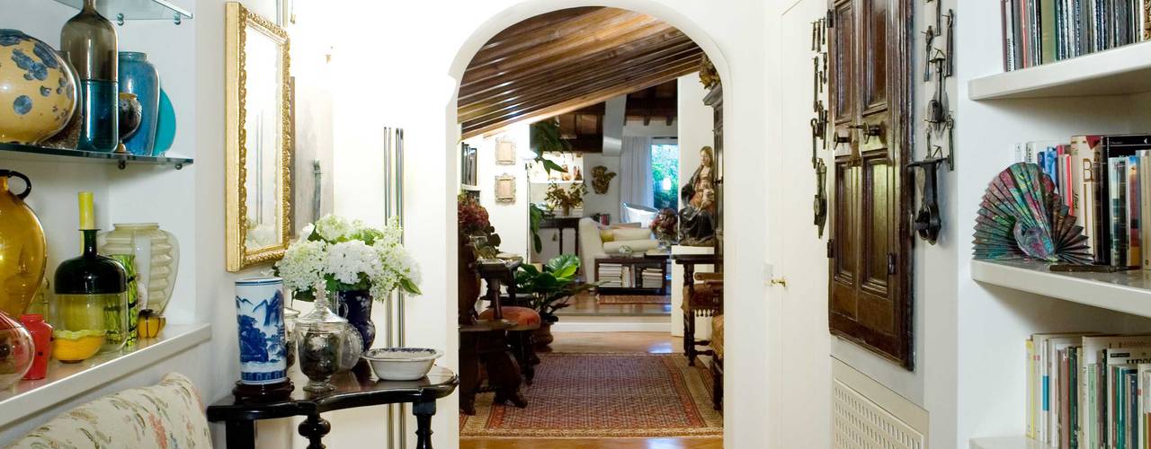 una casa per collezionisti, archbcstudio archbcstudio Classic style corridor, hallway and stairs