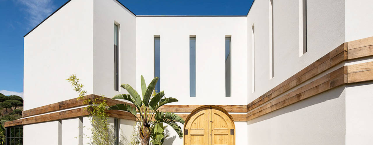 A House, 08023 Architects 08023 Architects Mediterranean style windows & doors