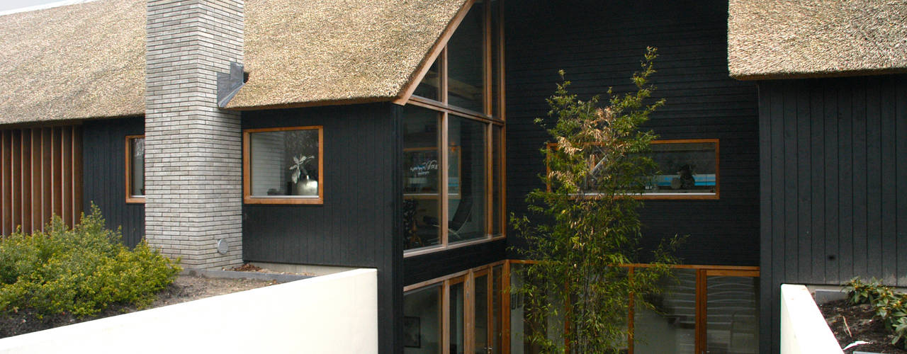 De droom van een huis binnen een oude schuur, Kwint architecten Kwint architecten 現代房屋設計點子、靈感 & 圖片