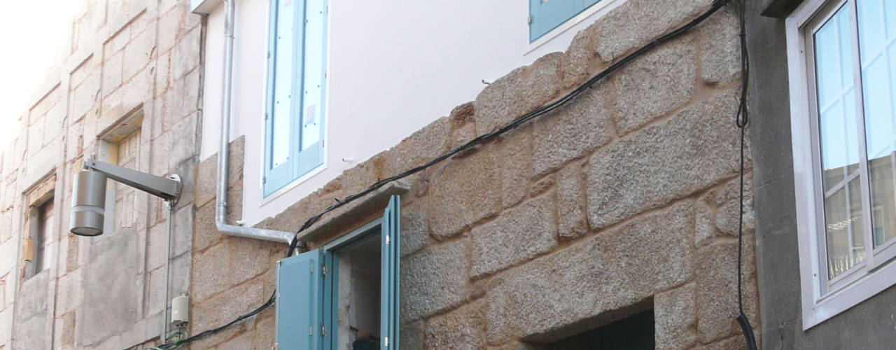 Rehabilitación y ampliación de edificio de viviendas en el Casco Vello. Vigo, Estudio de Arquitectura Sra.Farnsworth Estudio de Arquitectura Sra.Farnsworth Modern Windows and Doors