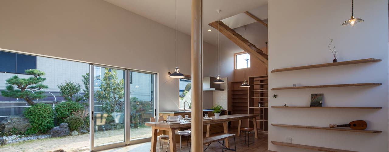 天井の高いワンルームの家, akka akka Interior design