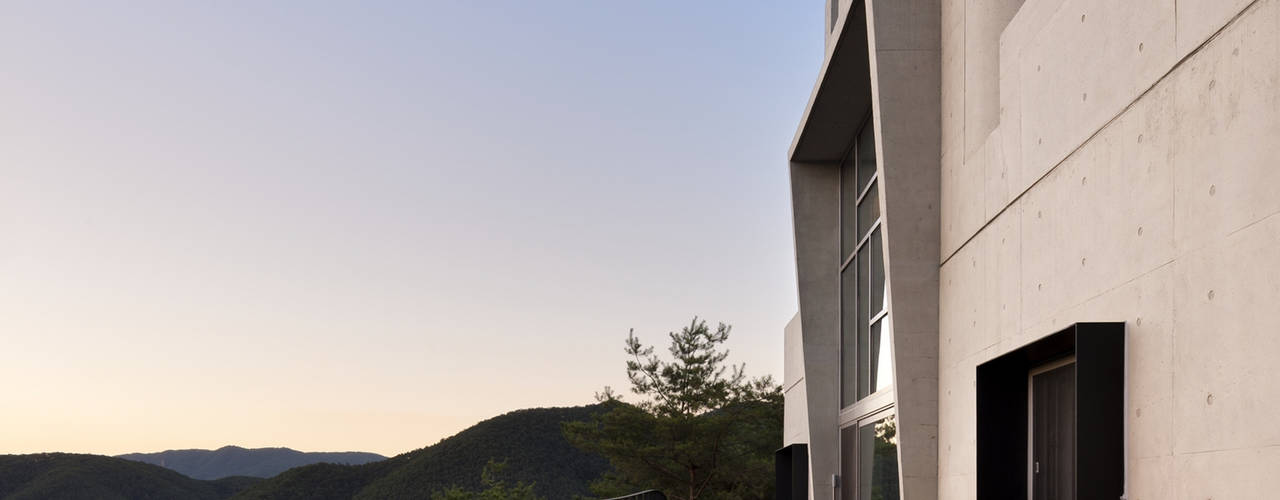 A house on the cliff, studio_GAON studio_GAON Modern style balcony, porch & terrace