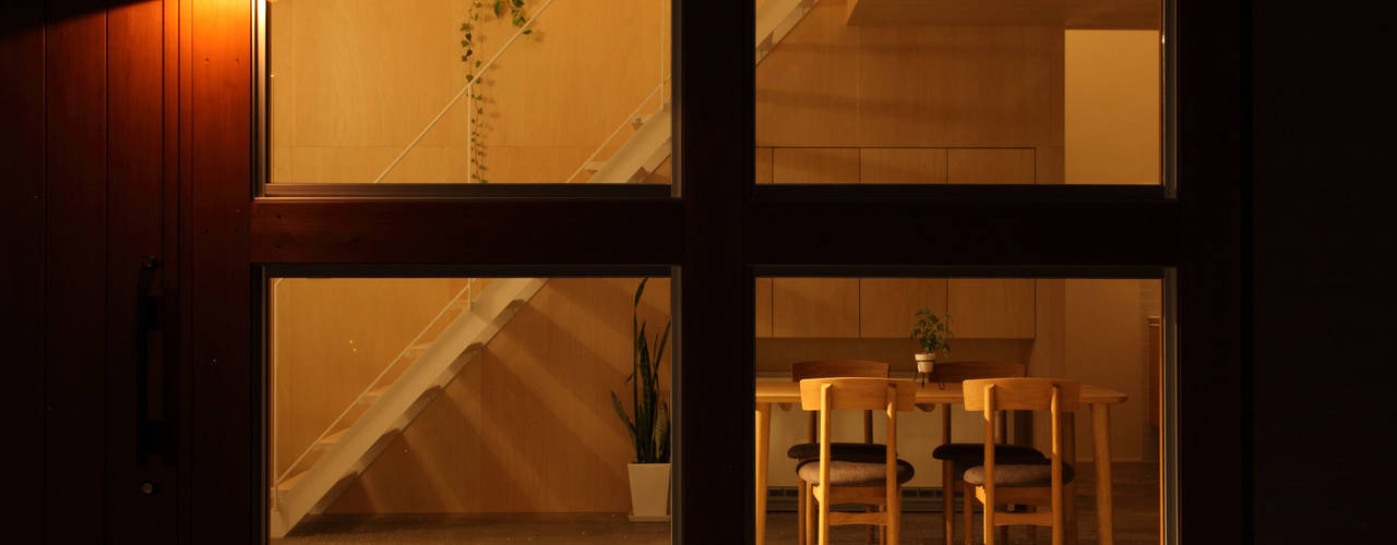 Azuchi House, ALTS DESIGN OFFICE ALTS DESIGN OFFICE Modern windows & doors