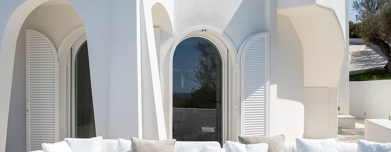 Sabaudia sul mare costruita negli anni ‘60/’70: La villa immersa nella macchia mediterranea, Stefano Dorata Stefano Dorata Balcone, Veranda & Terrazza in stile mediterraneo