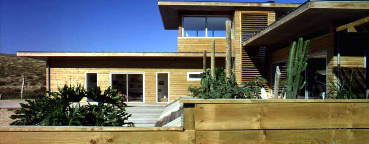 Une maison dans le sable., Christian Larroque Christian Larroque Casas de estilo moderno