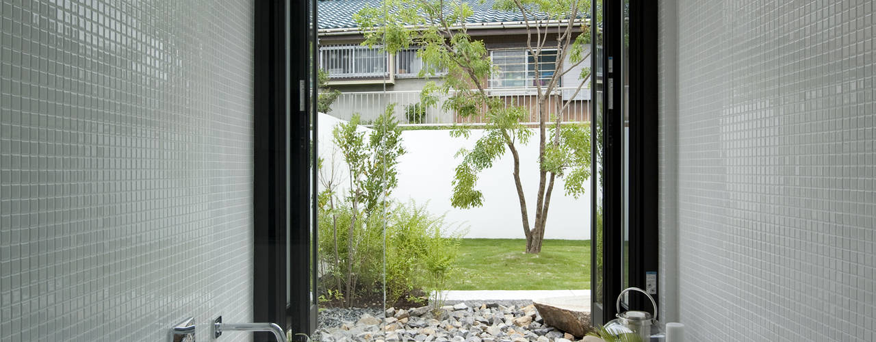 House with the bath of bird, Sakurayama-Architect-Design Sakurayama-Architect-Design 모던스타일 욕실