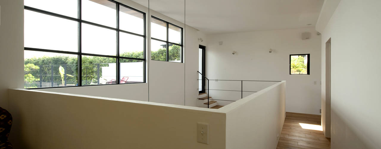 House with the bath of bird, Sakurayama-Architect-Design Sakurayama-Architect-Design Modern corridor, hallway & stairs