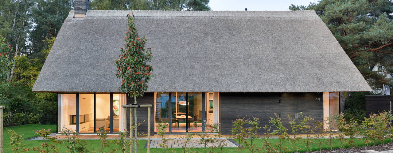 Lichtdurchflutet und gemütlich: Waldhaus mit Durchblick, Möhring Architekten Möhring Architekten Casas de estilo moderno