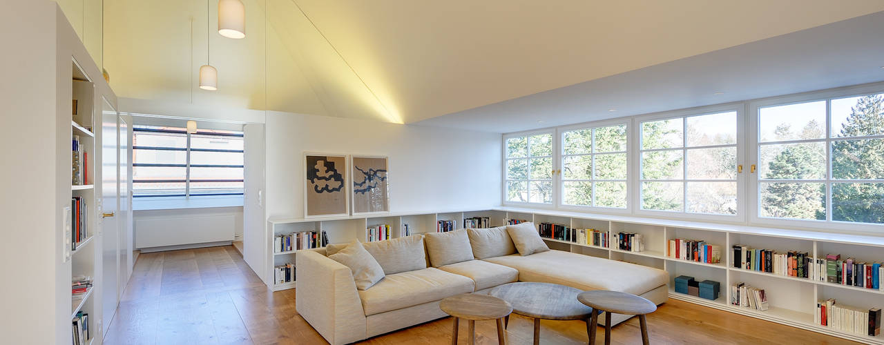 Dachausbau und Sanierung einer Villa in Berlin , Möhring Architekten Möhring Architekten Modern living room