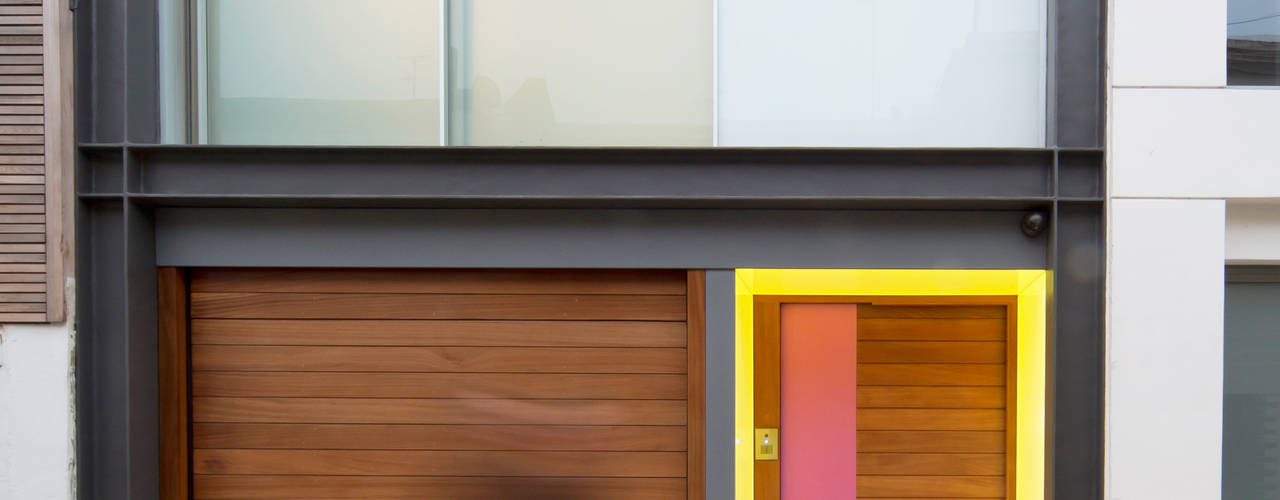 Colour changing LED Light Sheet adds a contemporary twist to the entrances of a Georgian London townhouse, Applelec Applelec Janelas e portas modernas