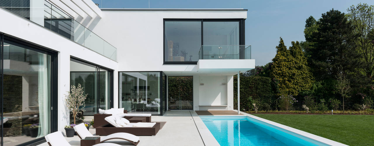 Minimalistische Villa mit Pool , SOHOarchitekten SOHOarchitekten Casas modernas