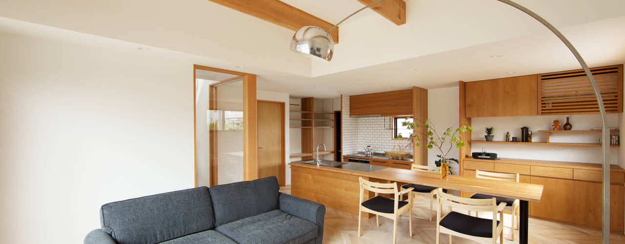柔らかい光に包まれたらせん階段のある家, ELD INTERIOR PRODUCTS ELD INTERIOR PRODUCTS Modern living room