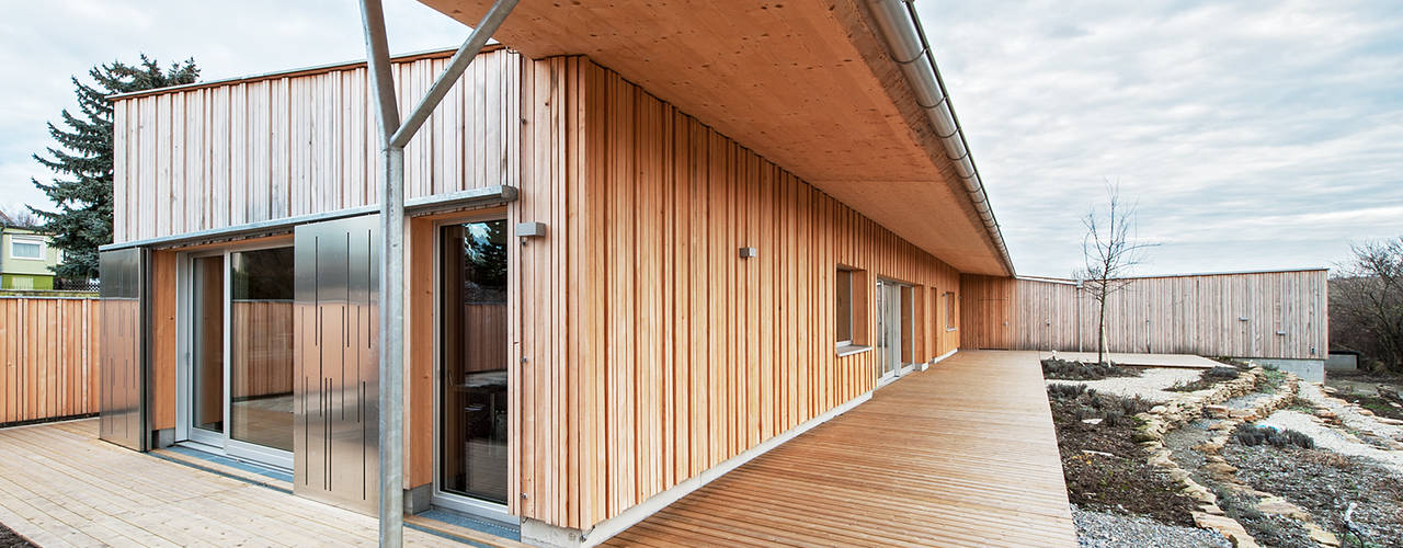 Energieeffizienter Bungalow im Weißtannenkleid, Abendroth Architekten Abendroth Architekten Modern style balcony, porch & terrace