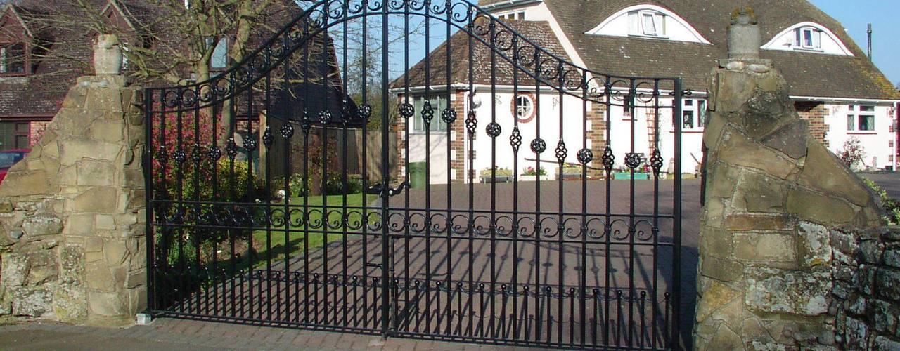 Driveway Gates, F E PHILCOX LTD F E PHILCOX LTD Minimalistyczny ogród