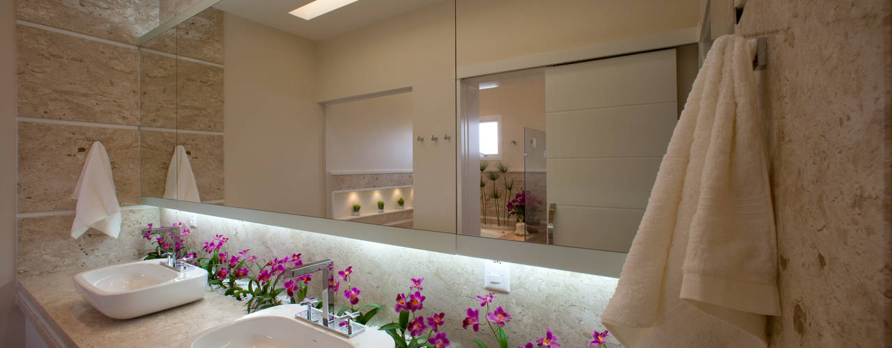 homify Modern bathroom