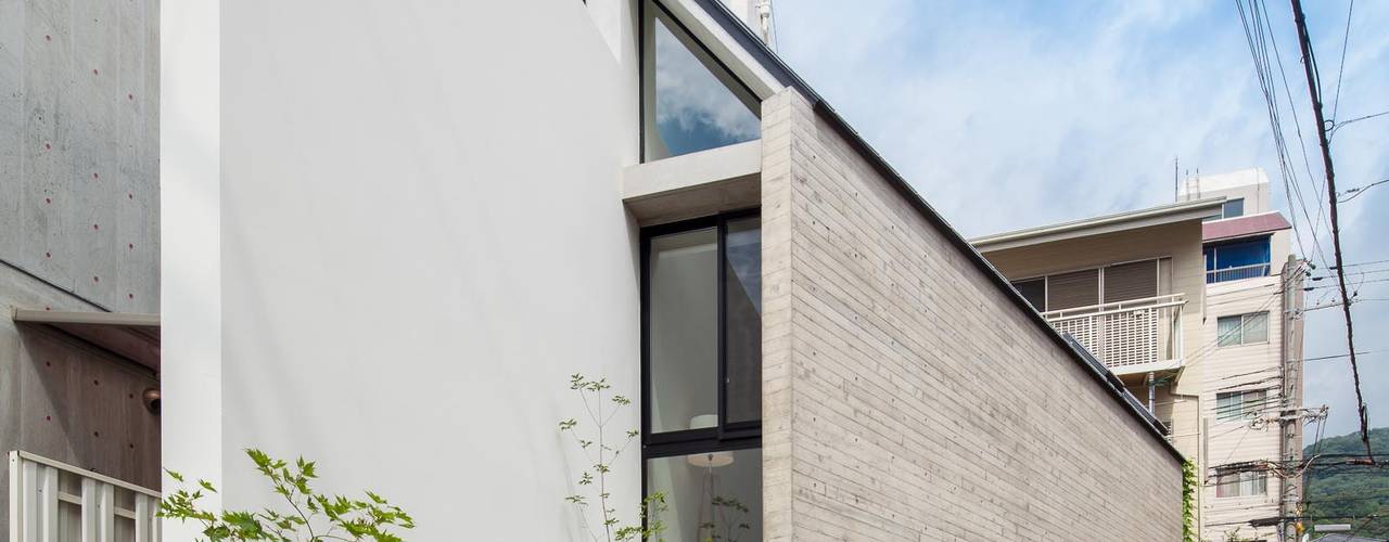 nakayamate street House / 中山手通の家, fujihara architects fujihara architects Casas minimalistas