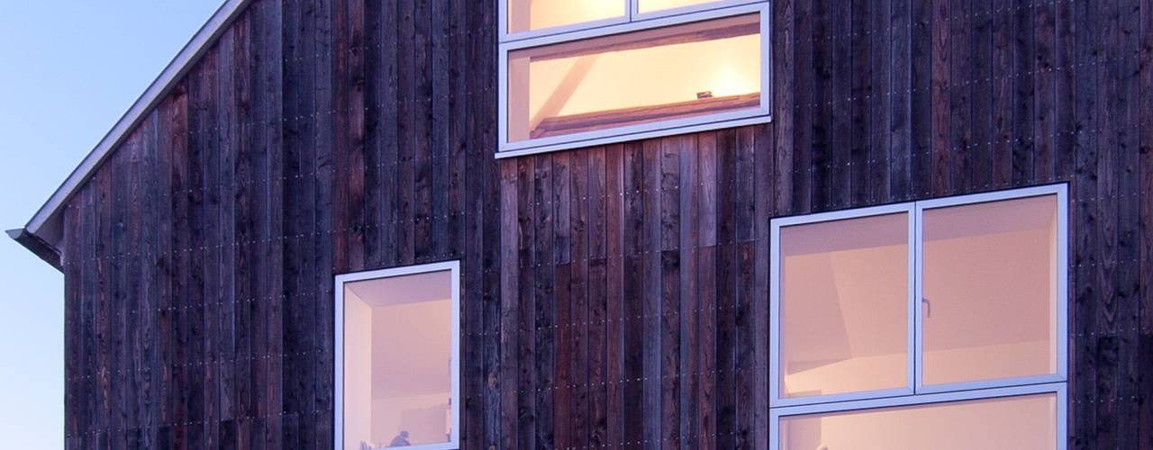 Wohnhaus mit Büro, FFM-ARCHITEKTEN. Tovar + Tovar PartGmbB FFM-ARCHITEKTEN. Tovar + Tovar PartGmbB Moderne Häuser Himmel,Gebäude,Eigentum,Fenster,Violett,Holz,Haus,Pflanze,Wohngebiet,Mauer