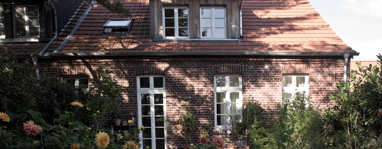 Umbau: Alte Scheune wird zu gemütlichem Wohnhaus, Lecke Architekten Lecke Architekten Landhäuser