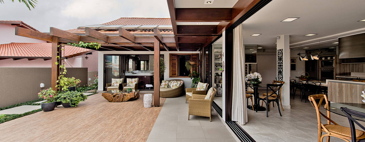 Uma casa para receber a família, Espaço do Traço arquitetura Espaço do Traço arquitetura Balcones y terrazas tropicales