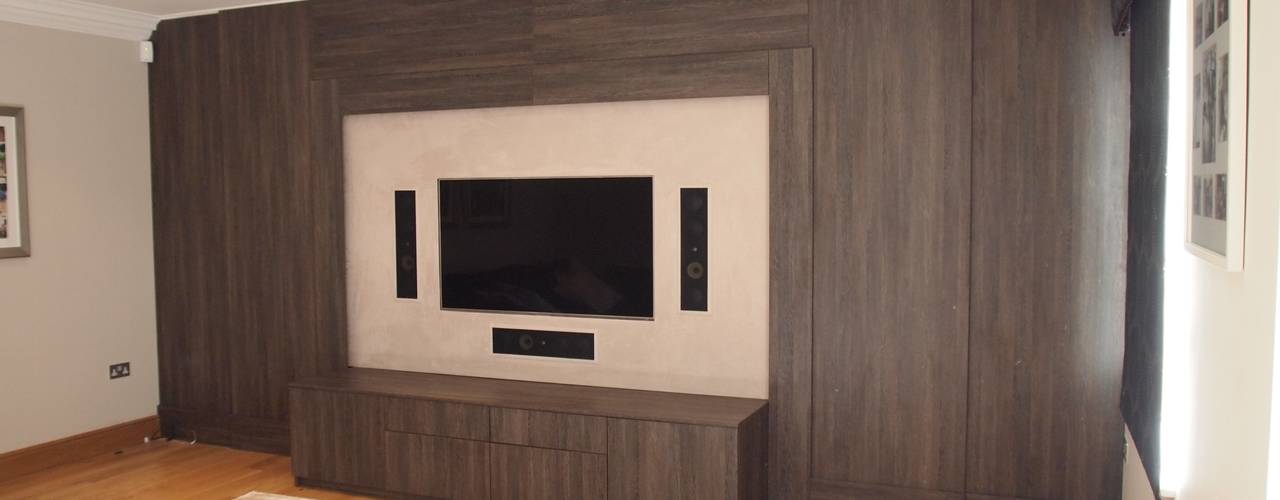 Dual purpose audio visual media unit with concealed 9 feet cinema screen and wood panelled walls., Designer Vision and Sound: Bespoke Cabinet Making Designer Vision and Sound: Bespoke Cabinet Making Phòng giải trí phong cách hiện đại