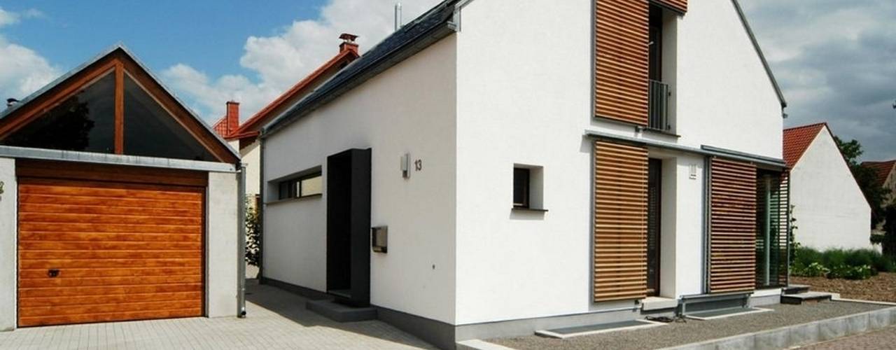 Wohnhaus in Reilingen, Architekten Lenzstrasse Dreizehn Architekten Lenzstrasse Dreizehn บ้านและที่อยู่อาศัย