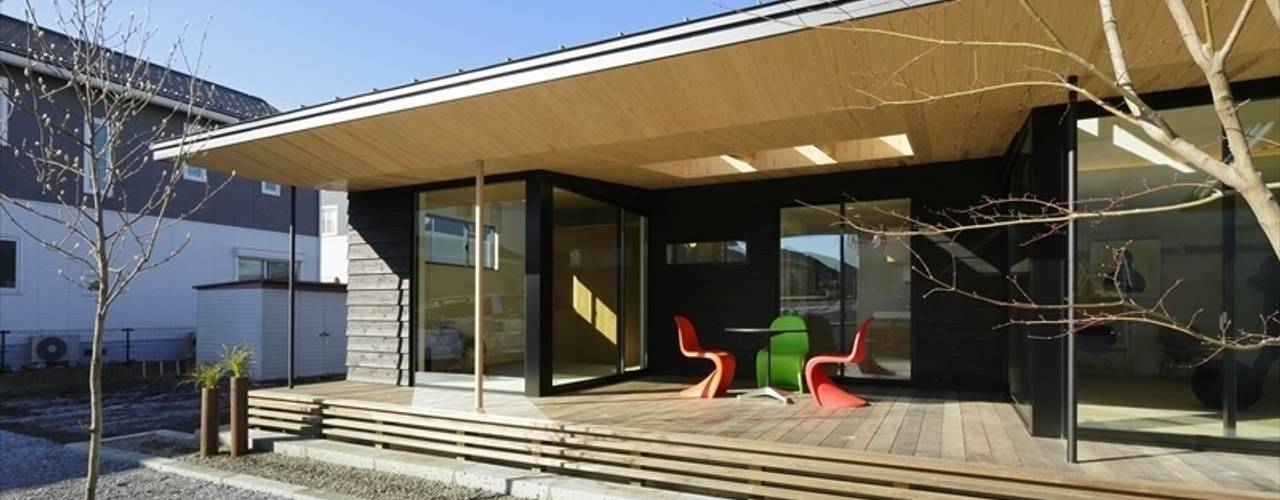 Yakisugi House, 長谷川拓也建築デザイン 長谷川拓也建築デザイン Asian style balcony, veranda & terrace