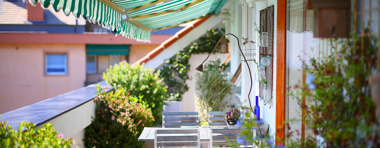 ANGOLI PROVENZALI | Genova, marta carraro marta carraro Mediterranean style balcony, veranda & terrace