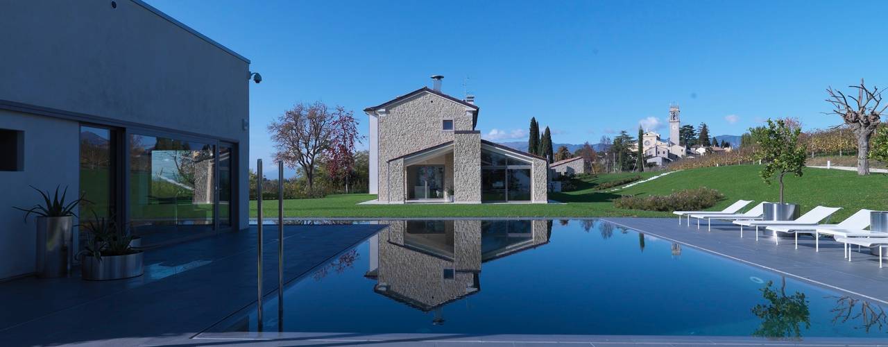 Ristrutturazione nel Nord Italia: Splendido uso di materiali naturali, Vegni Design Vegni Design Pool