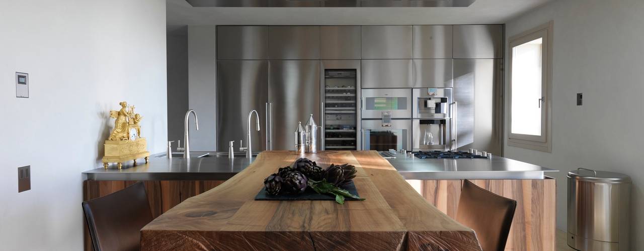 Ristrutturazione nel Nord Italia: Splendido uso di materiali naturali, Vegni Design Vegni Design Modern kitchen