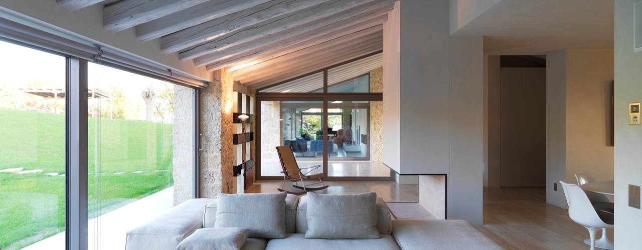 Ristrutturazione nel Nord Italia: Splendido uso di materiali naturali, Vegni Design Vegni Design Living room