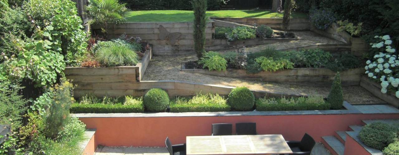 Sloping Garden Design, Gerrards Cross, Buckinghamshire, Linsey Evans Garden Design Linsey Evans Garden Design Jardines de estilo moderno