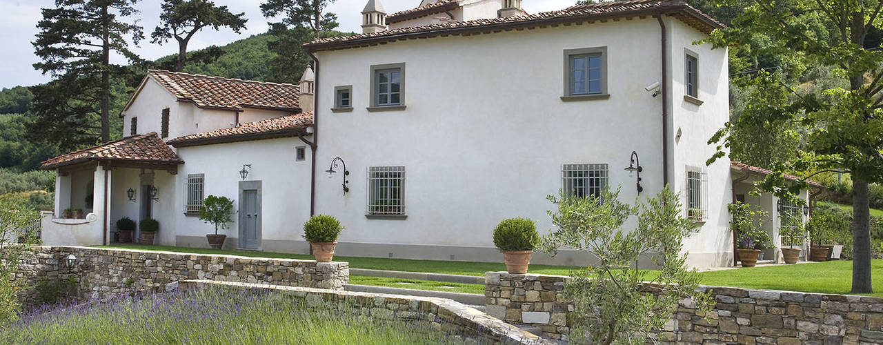 Casale sulle colline di Firenze: Spirito tradizionale, Antonio Lionetti Home Design Antonio Lionetti Home Design حديقة