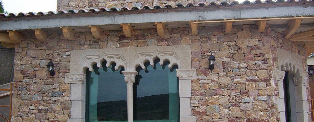 Casa de piedra., James Rossell James Rossell Puertas y ventanas mediterráneas