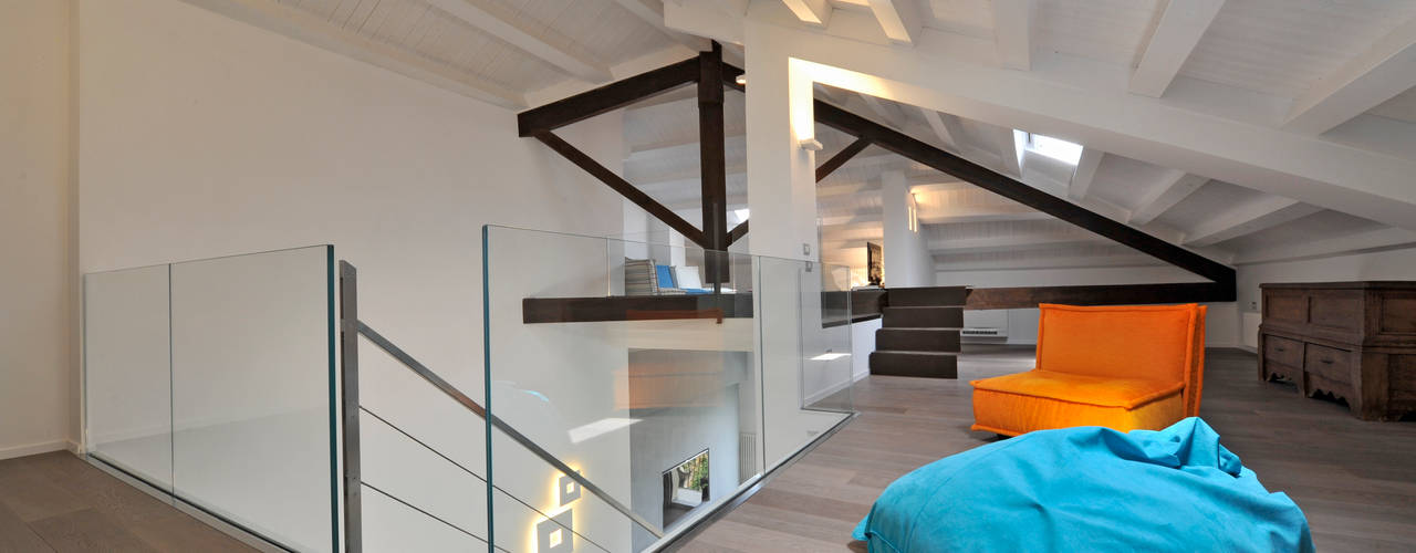 CASA ALBEGA - Ristrutturazione di un appartamento su due livelli, INO PIAZZA studio INO PIAZZA studio Modern living room