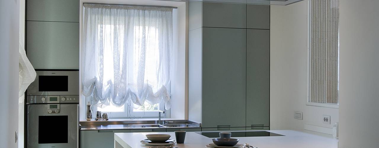 abitazione con terrazzo - Milano, luca bianchi architetto luca bianchi architetto Cocinas minimalistas