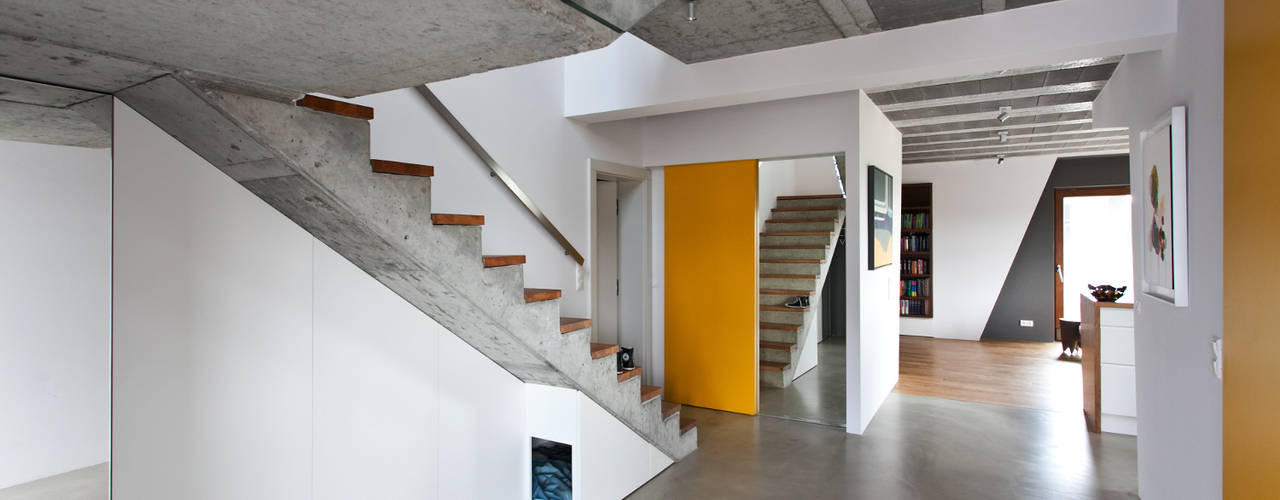 Beam & Block House, mode:lina™ mode:lina™ Pasillos, vestíbulos y escaleras de estilo moderno