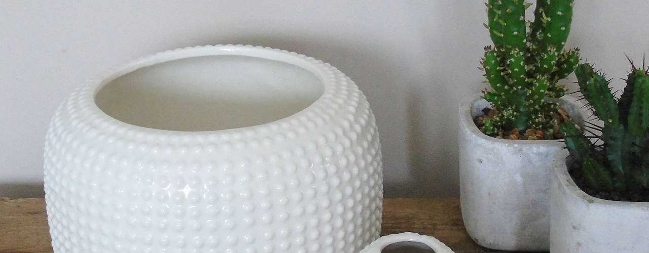 White Ceramic Textured Vases homify HouseholdAccessories & decoration