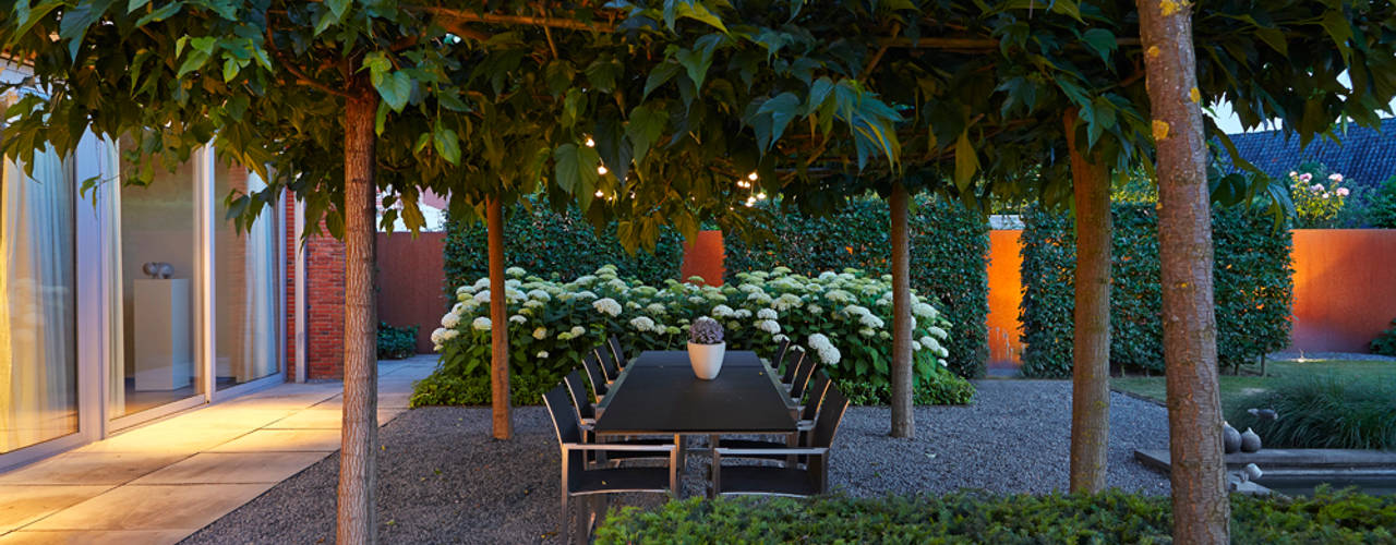 ATMOSPHERIC GARDEN WITH SPECIAL AMBIENCE IN COMPLETE HARMONY., FLORERA , design and realisation gardens and other outdoor spaces. FLORERA , design and realisation gardens and other outdoor spaces. Jardins modernos
