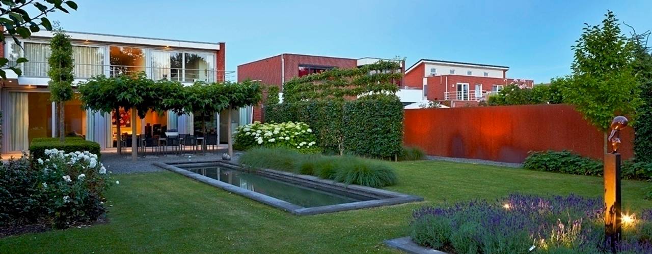 ATMOSPHERIC GARDEN WITH SPECIAL AMBIENCE IN COMPLETE HARMONY., FLORERA , design and realisation gardens and other outdoor spaces. FLORERA , design and realisation gardens and other outdoor spaces. Jardines modernos
