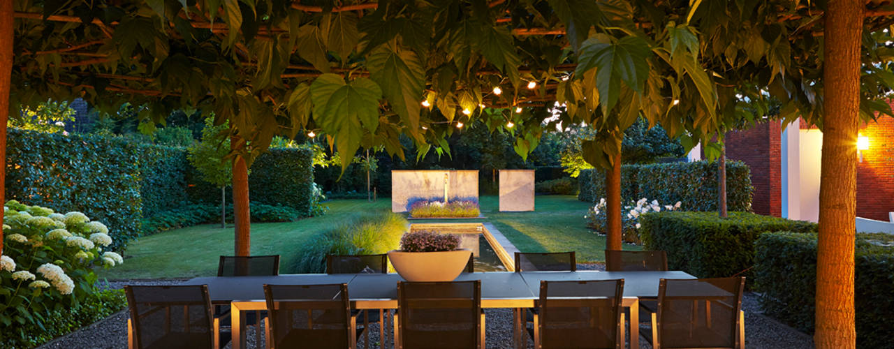 timeless attractive garden with velvet ambiance and in complete harmony/ sfeervolle tuin met bijzondere ambiance in volledige harmonie. FLORERA , design and realisation gardens and other outdoor spaces. Modern garden