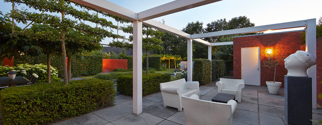 ATMOSPHERIC GARDEN WITH SPECIAL AMBIENCE IN COMPLETE HARMONY., FLORERA , design and realisation gardens and other outdoor spaces. FLORERA , design and realisation gardens and other outdoor spaces. Modern Garden